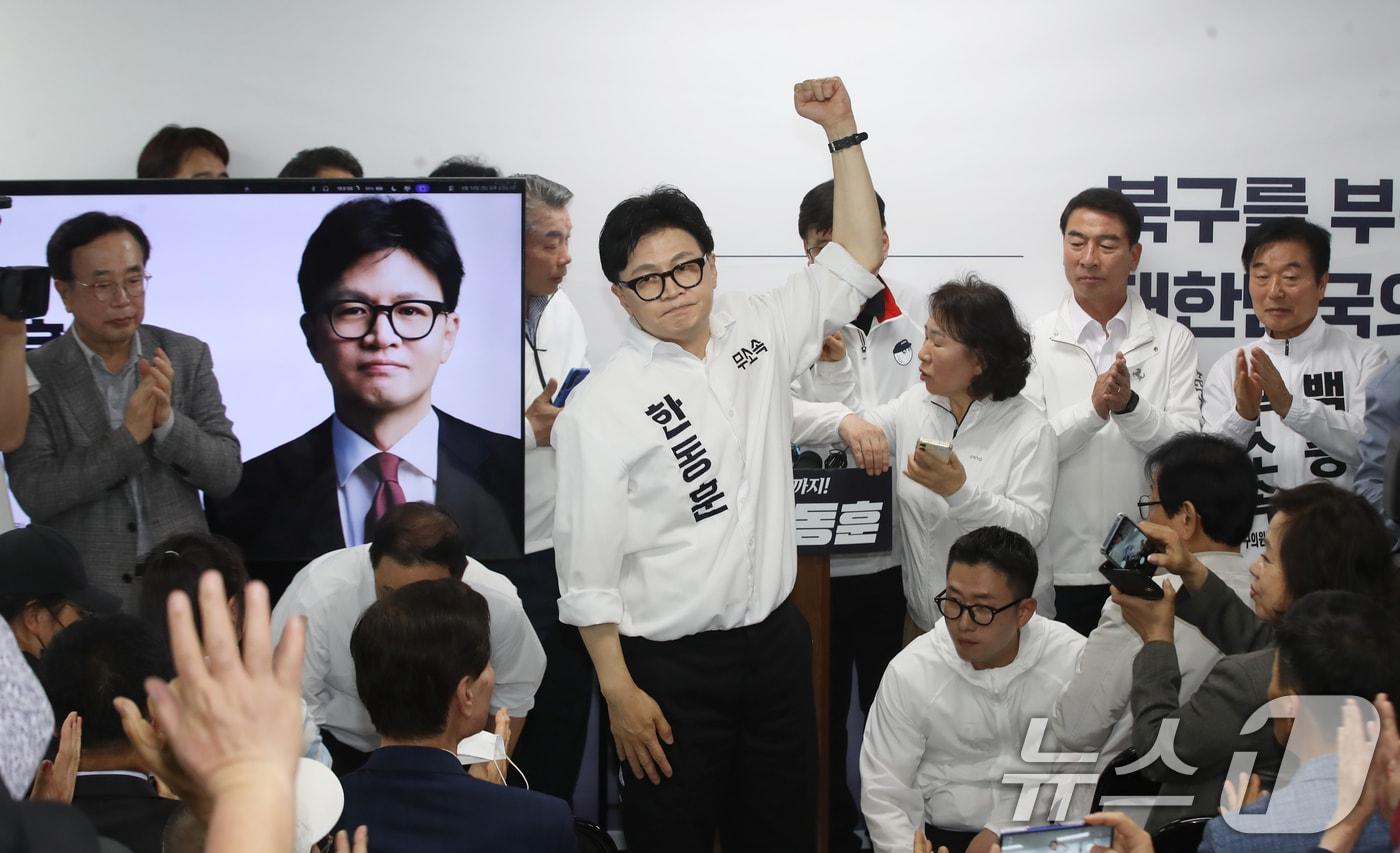 본문 이미지 - 부산 북구갑 국회의원 보궐선거에 출마한 한동훈 무소속 후보가 10일 오후 부산 북구에서 열린 선거사무소 개소식에서 인사하고 있다. 2026.5.10 ⓒ 뉴스1 윤일지 기자
