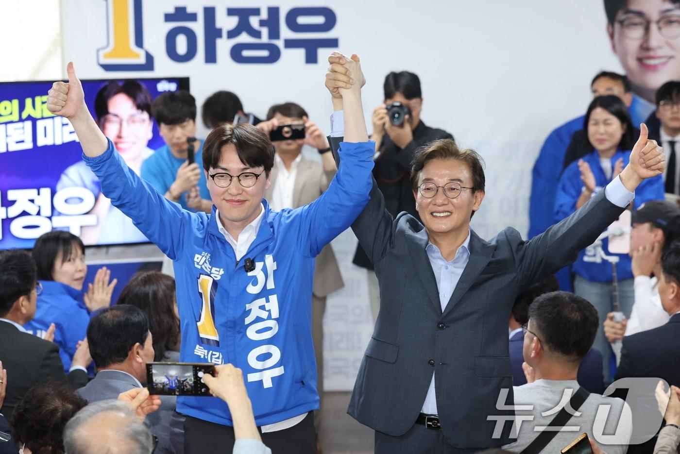 본문 이미지 - 부산 북갑 국회의원 보궐선거에 출마한 하정우 더불어민주당 후보가 10일 부산 북구 자신의 선거사무소 개소식에서 전재수 부산시장 후보와 손을 잡고 지지자들에게 인사하고 있다. 2026.5.10 ⓒ 뉴스1 신웅수 기자