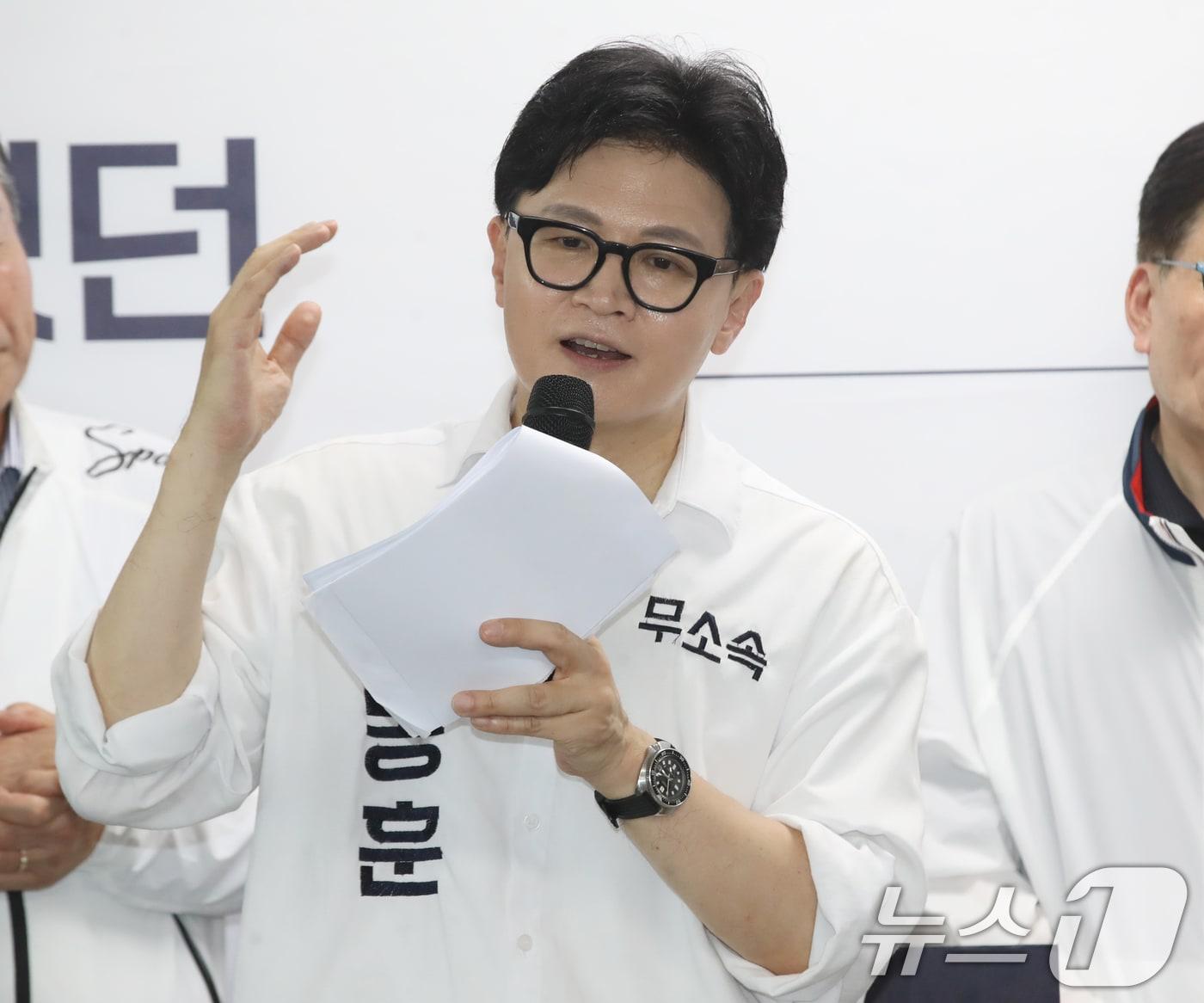 본문 이미지 - 부산 북구갑 국회의원 보궐선거에 출마한 한동훈 무소속 후보가 10일 오후 부산 북구에서 열린 선거사무소 개소식에서 참석자를 소개하고 있다. 2026.5.10 ⓒ 뉴스1 윤일지 기자