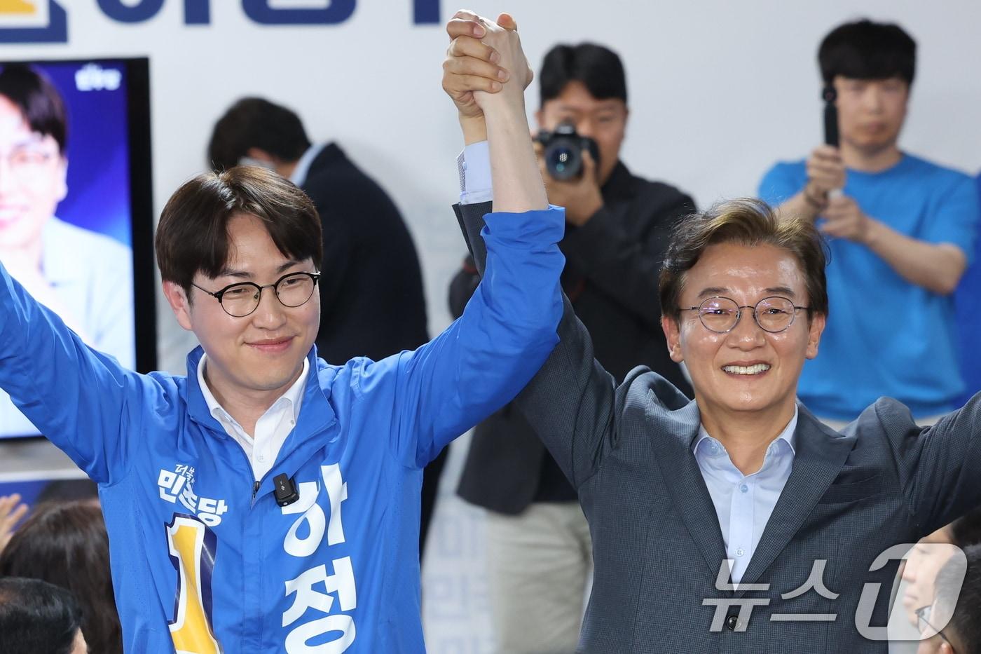 본문 이미지 - 부산 북갑 국회의원 보궐선거에 출마한 하정우 더불어민주당 후보가 지난 10일 부산 북구 자신의 선거사무소 개소식에서 전재수 부산시장 후보와 손을 잡고 지지자들에게 인사하고 있다. 2026.5.10 ⓒ 뉴스1 신웅수 기자