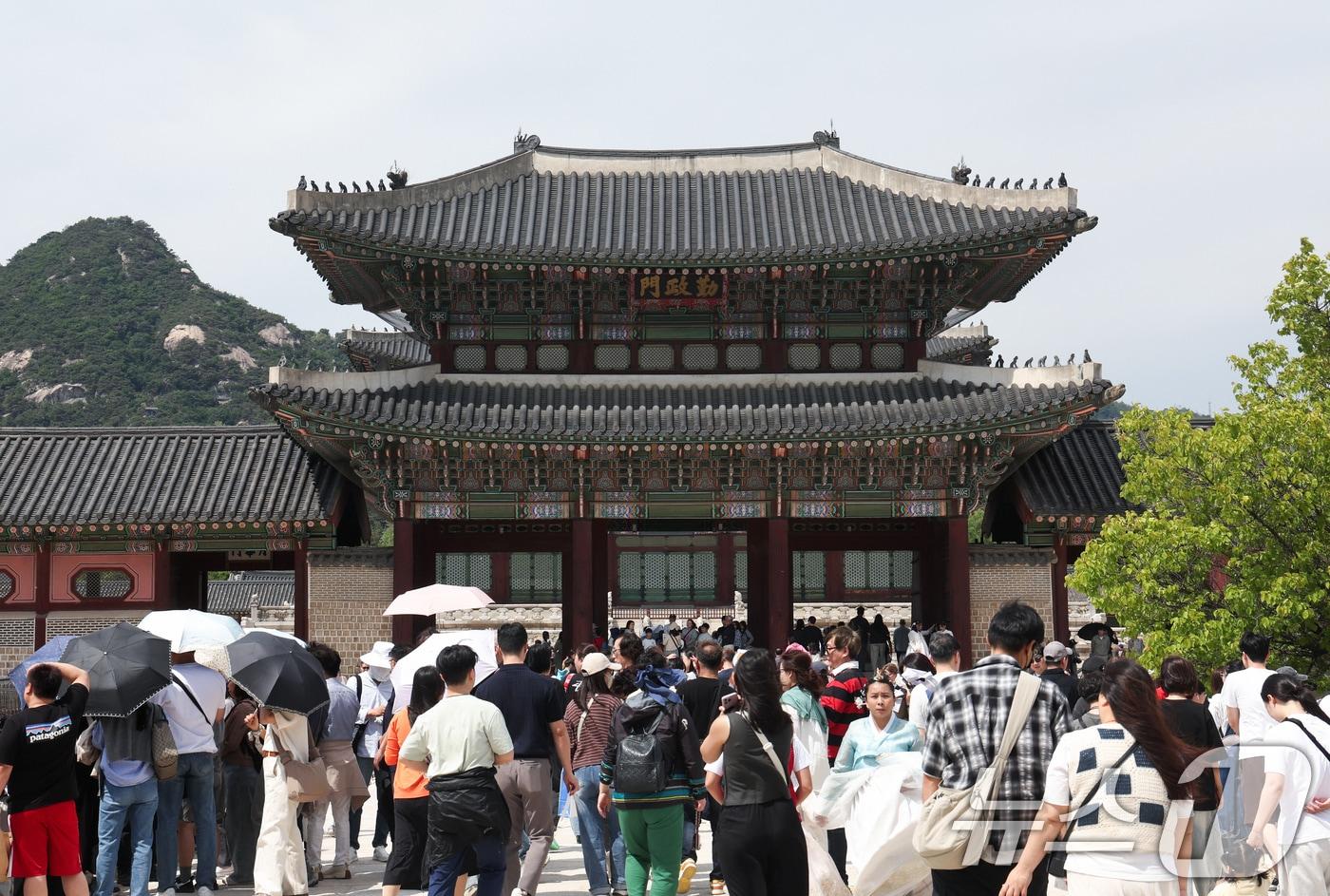 본문 이미지 - 서울 낮 최고 기온이 25도까지 오르는 등 초여름 날씨를 보인 10일 서울 경복궁을 찾은 관광객들로 북적이고 있다. 2026.5.10 ⓒ 뉴스1 임지훈 인턴기자