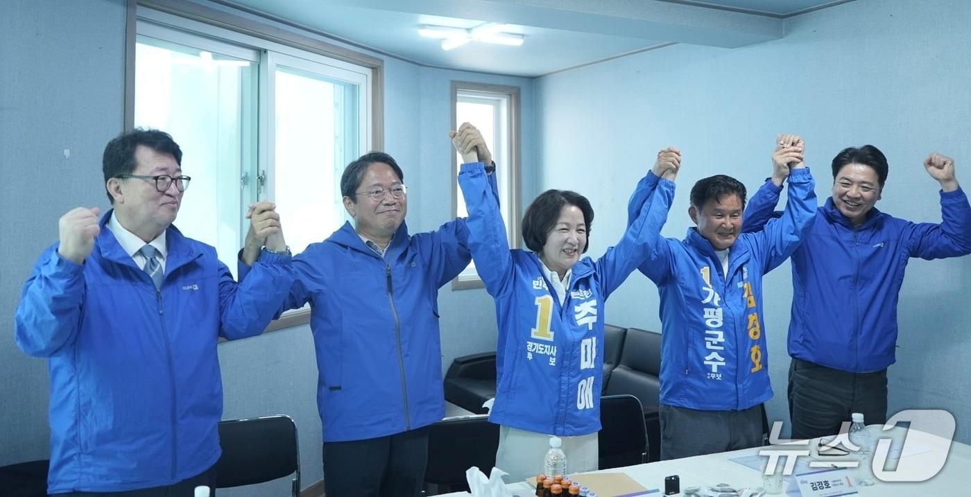 본문 이미지 - 10일 임광현 경기도의원(왼쪽부터)과 김승원 더불어민주당 경기도당 위원장, 추미애 경기도지사 후보, 김경호 가평군수 후보, 부승찬 국회의원(용인병)이  김경호 후보 선거사무실에서 정책간담회를 갖기 전 손을 맞잡고 6·3 지방선거 승리와 가평 발전을 다짐하고 있다. (민주당 경기도당 제공. 재판매 및 DB 금지) 2026.5.10/뉴스1