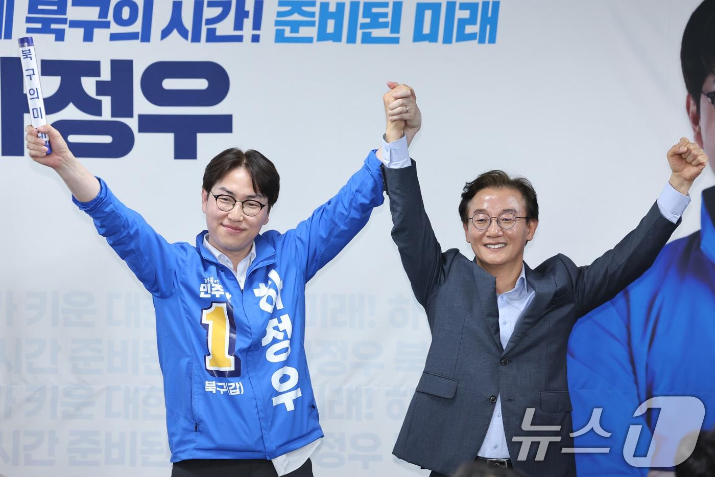 본문 이미지 - 부산 북갑 국회의원 보궐선거에 출마한 하정우 더불어민주당 후보가 10일 부산 북구 자신의 선거사무소 개소식에서 전재수 부산시장 후보로부터 '북구의 미래'가 적힌 배턴을 전달받고 있다. 2026.5.10 ⓒ 뉴스1 신웅수 기자