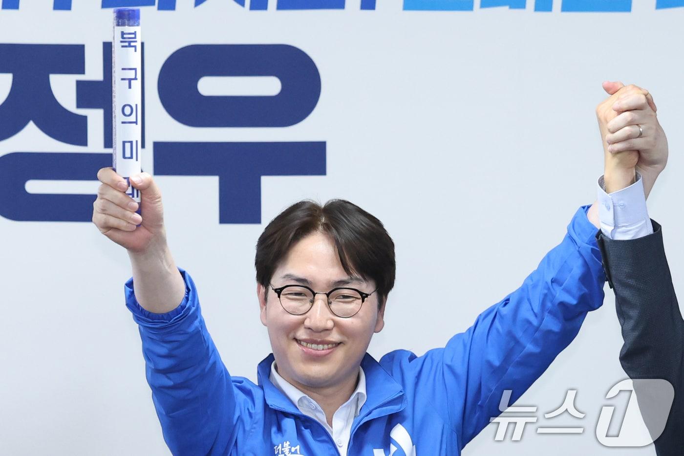 본문 이미지 - 부산 북갑 국회의원 보궐선거에 출마한 하정우 더불어민주당 후보가 10일 부산 북구 자신의 선거사무소 개소식에서 전재수 부산시장 후보로부터 '북구의 미래'가 적힌 배턴을 전달받고 있다. 2026.5.10 ⓒ 뉴스1 신웅수 기자