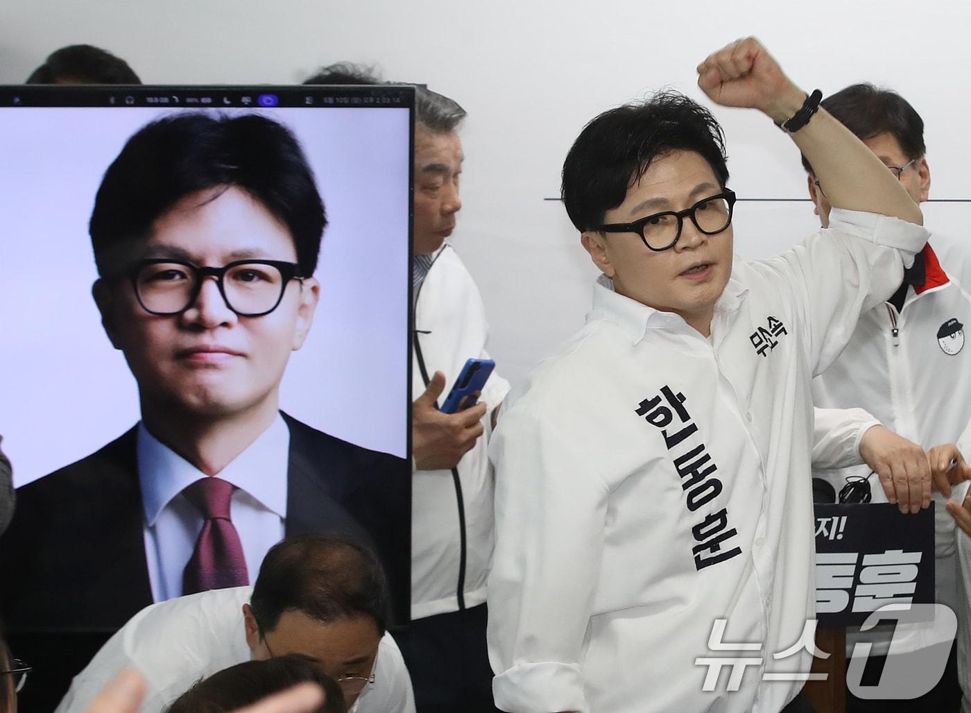 본문 이미지 - 부산 북구갑 국회의원 보궐선거에 출마한 한동훈 무소속 후보가 10일 오후 부산 북구에서 열린 선거사무소 개소식에서 주먹을 불끈 쥐고 있다. 2026.5.10 ⓒ 뉴스1 윤일지 기자