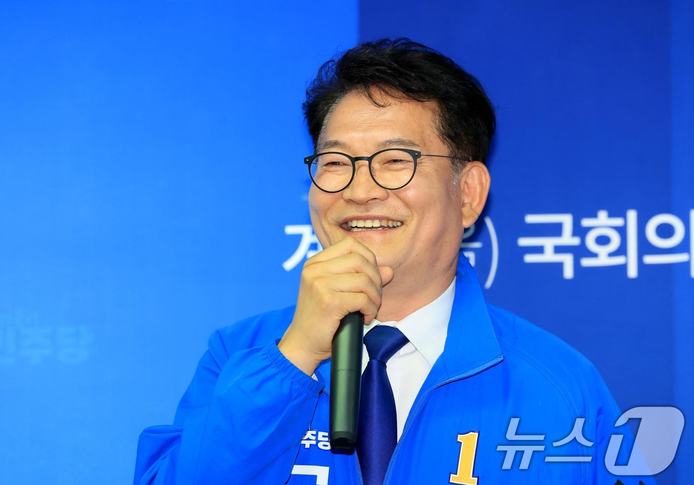 본문 이미지 - 송영길 더불어민주당 연수구갑 국회의원 후보가 10일 인천 계양구 대안빌딩에서 열린 김남준 선거 사무소 개소식에서 축사를 하고 있다. 2026.5.10 ⓒ 뉴스1 이호윤 기자