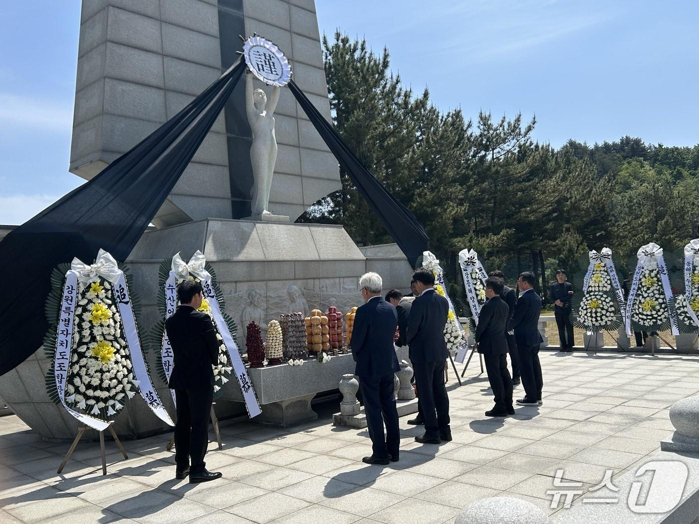 본문 이미지 - 10일 강원 양양군 현북면 해난어업인 위령탑에서 열린 해난어업인 위령제 현장.(강원도제2청사 제공, 재판매 및 DB 금지) 2026.5.10/뉴스1