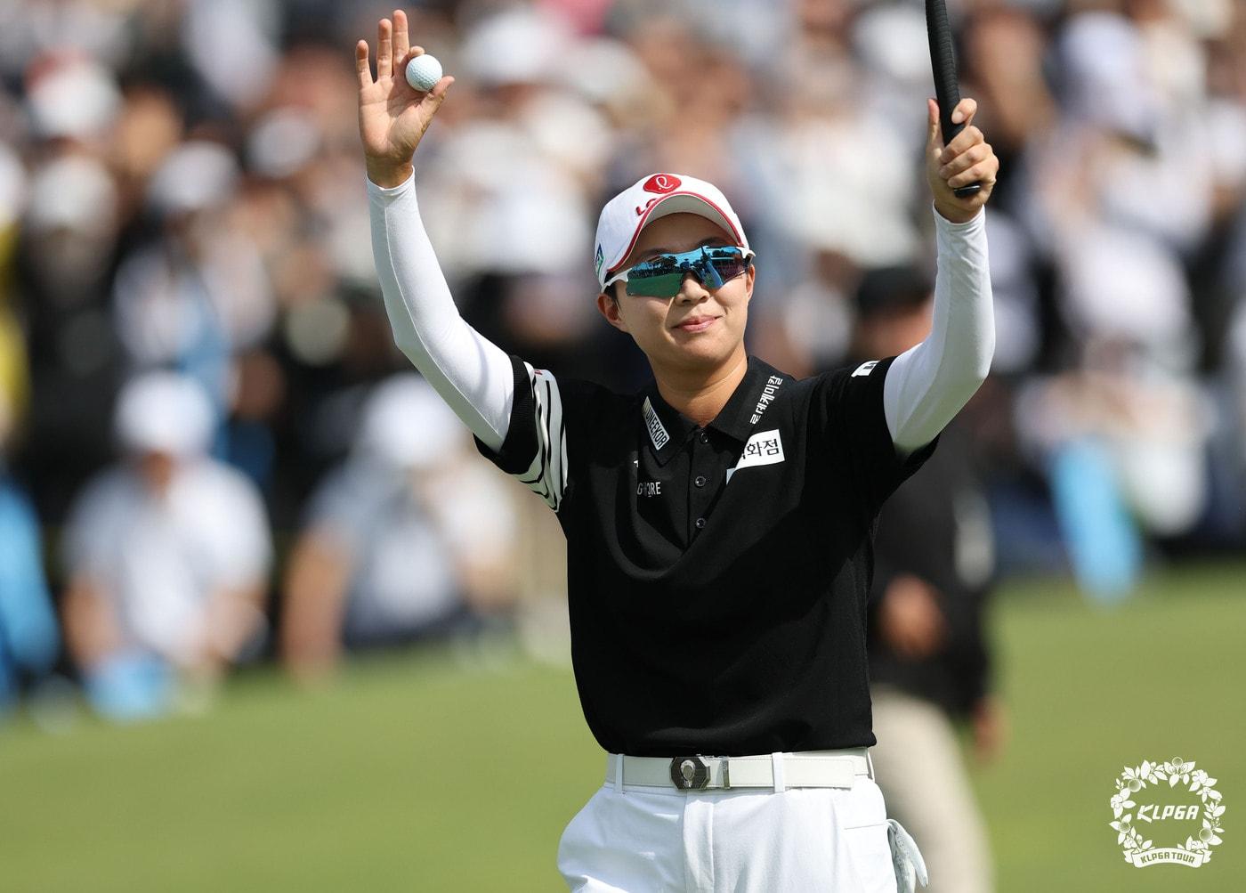 본문 이미지 - 김효주가 10일 경기도 용인의 수원 컨트리클럽 뉴코스(파72)에서 열린 NH투자증권 레이디스 챔피언십 우승을 확정 후 기뻐하고 있다. (KLPGA 제공)
