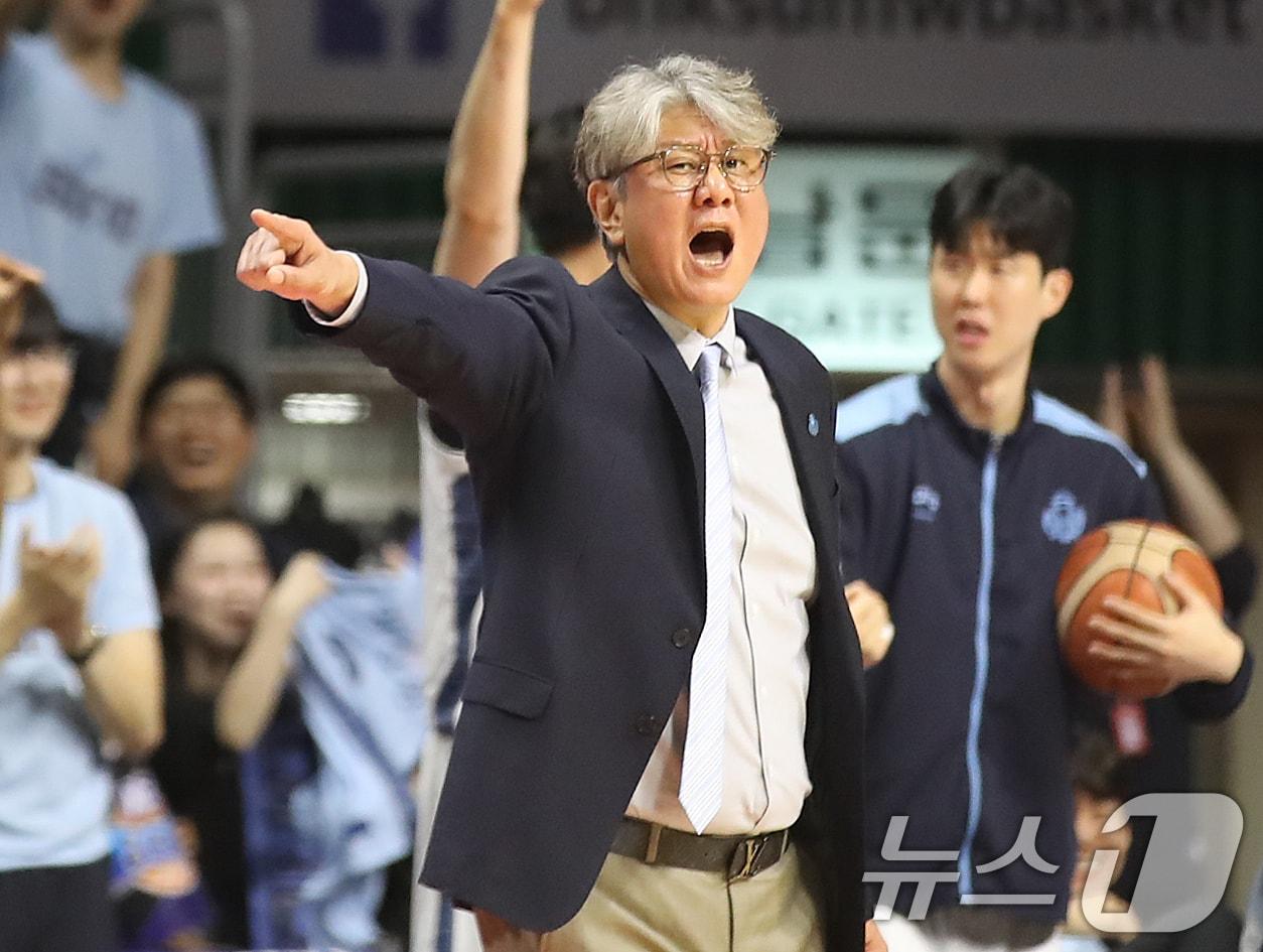 본문 이미지 - 10일 오후 부산 사직실내체육관에서 열린 2025-2026 LG전자 프로농구 챔피언결정전 4차전 부산 KCC와 고양 소노의 경기에서 소노 손창환 감독이 선수들에게 작전을 지시하고 있다. 2026.5.10 ⓒ 뉴스1 윤일지 기자