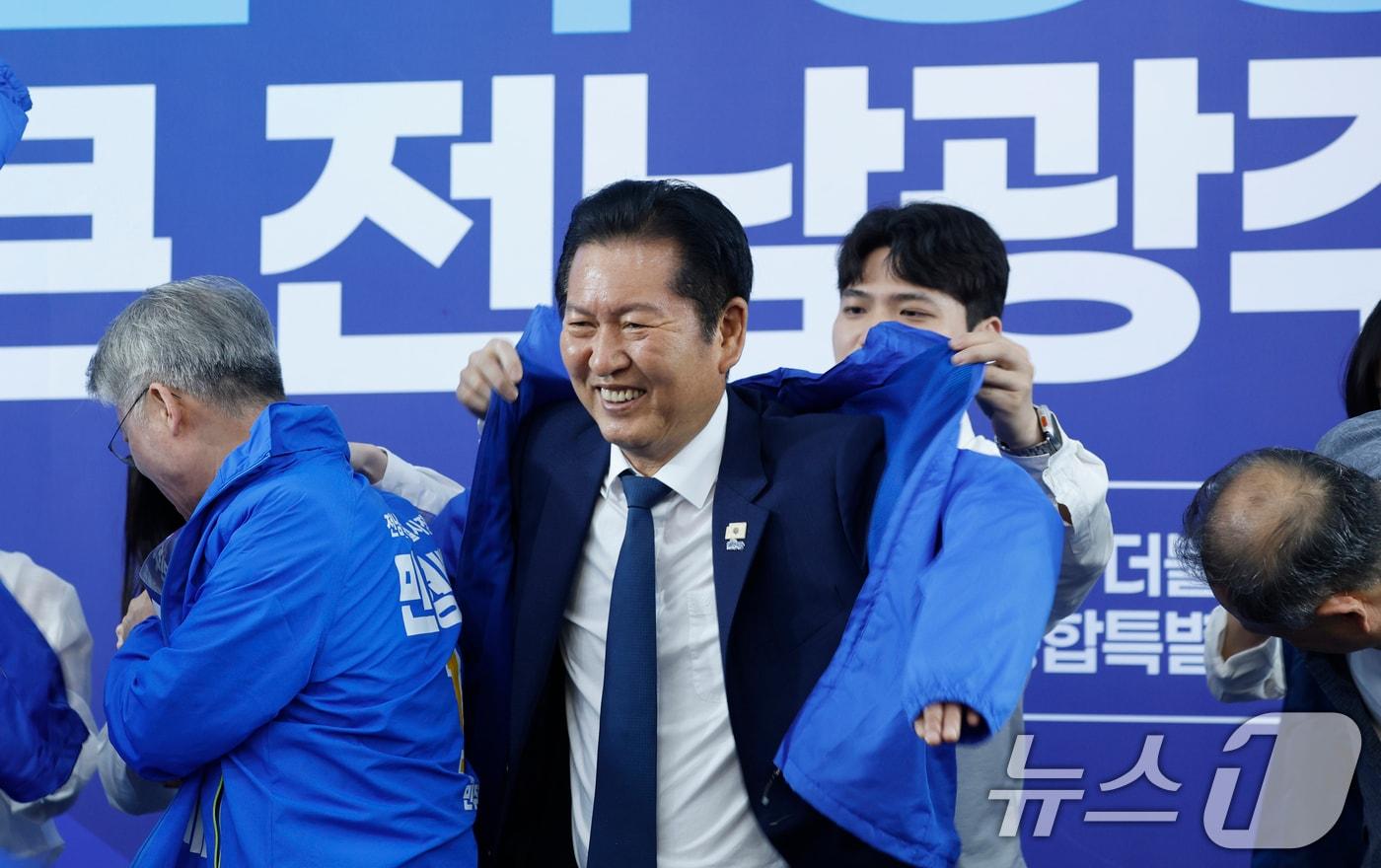본문 이미지 - 정청래 더불어민주당 대표가 10일 광주 서구 민형배 전남광주특별시장 후보사무소에서 열린 '전남광주 대전화 선대위 출범식'에서 청년들과 함께 파란색 당복을 입고 있다. 2026.5.10 ⓒ 뉴스1 김태성 기자