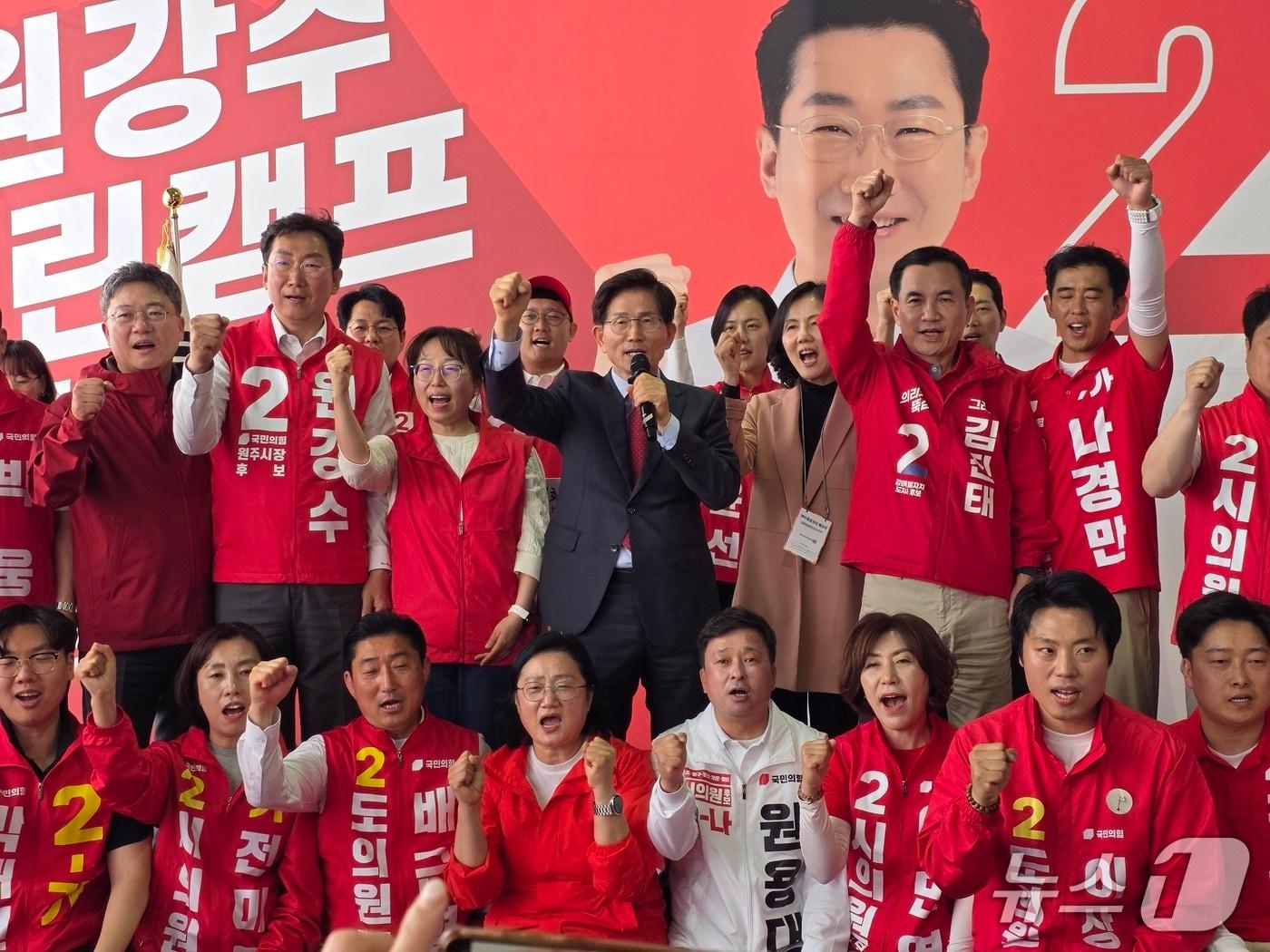 본문 이미지 - 10일 원강수 국민의힘 강원 원주시장 예비후보 선거사무소 개소식 현장.(김진태 예비후보 측 제공, 재판매 및 DB 금지) 2026.5.10/뉴스1