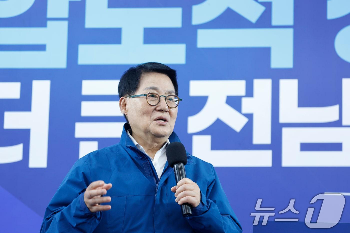 본문 이미지 - 박지원 국회의원이 10일 광주 서구에서 열린 '민형배 전남광주특별시장 선대위 출범식'에서 축사를 하고 있다. 2026.5.10 ⓒ 뉴스1 김태성 기자