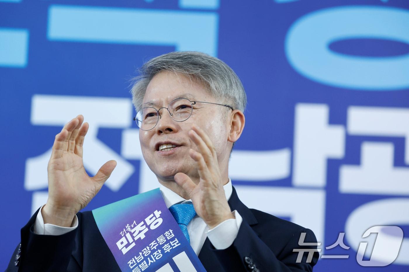 본문 이미지 - 민형배 전남광주특별시장 후보가 10일 광주 서구 후보사무소에서 열린 '전남광주 대전환 선대위 출범식'에서 인사말을 하고 있다. 2026.5.10 ⓒ 뉴스1 김태성 기자