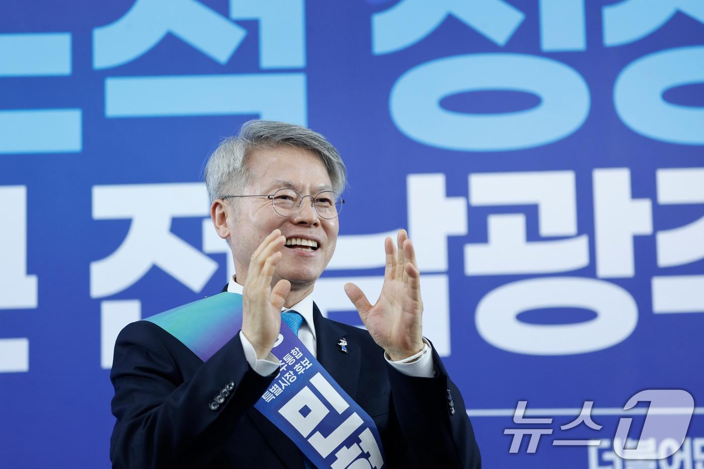 본문 이미지 - 민형배 전남광주특별시장 후보는 10일 광주 서구 후보사무소에서 열린 '전남광주 대전환 선대위 출범식'에서 인사말을 하고 있다. 2026.5.10 ⓒ 뉴스1 김태성 기자