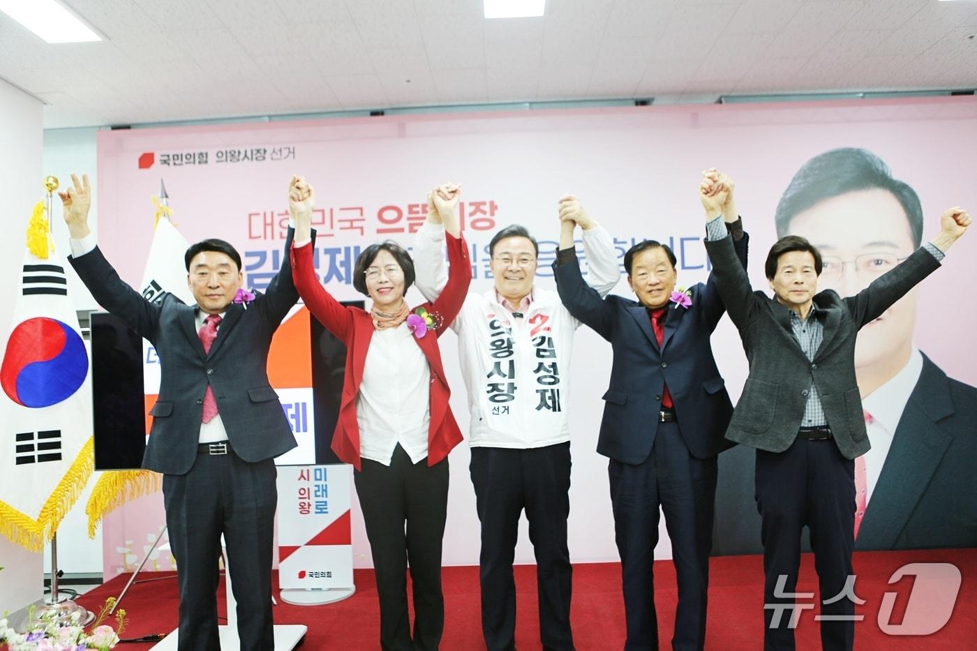 본문 이미지 - 김성제 국민의힘 경기 의왕시장 후보(가운데)가 지난 9일 의왕시 서해그랑블에 마련된 '김성제 희망캠프'에서 개소식을 개최한 후 기념촬영을 하고 있다. (김 후보 캠프 제공. 재판매 및 DB 금지) 2026.5.10/뉴스1