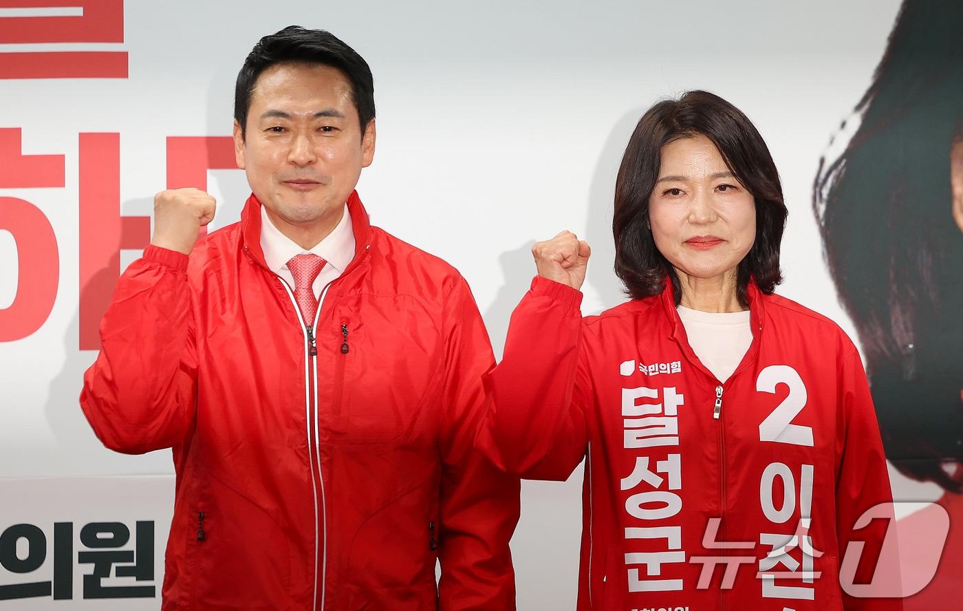 본문 이미지 - 장동혁 국민의힘 대표(왼쪽)와 대구 달성군 국회의원 보궐선거에 출마하는 이진숙 전 방송통신위원장이 10일 오후 달성군 선거사무소 개소식에서 필승을 다짐하고 있다. 2026.5.10 ⓒ 뉴스1 공정식 기자