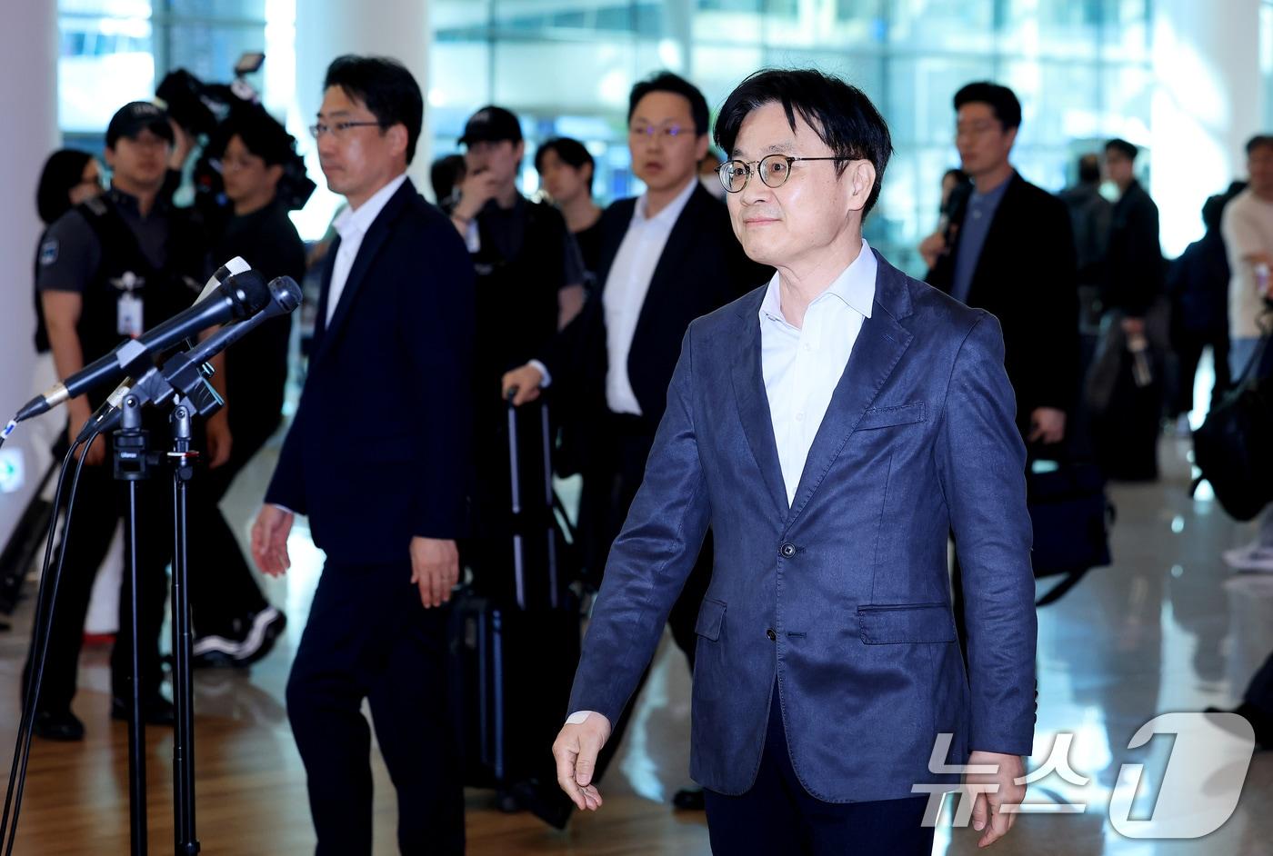 본문 이미지 - 김정관 산업통상부 장관이 대미 전략적 투자 프로젝트를 비롯한 양국 산업·통상 분야 협력 강화방안 협상을 마치고 10일 인천국제공항 2터미널로 귀국하고 있다. 2026.5.10 ⓒ 뉴스1 이호윤 기자