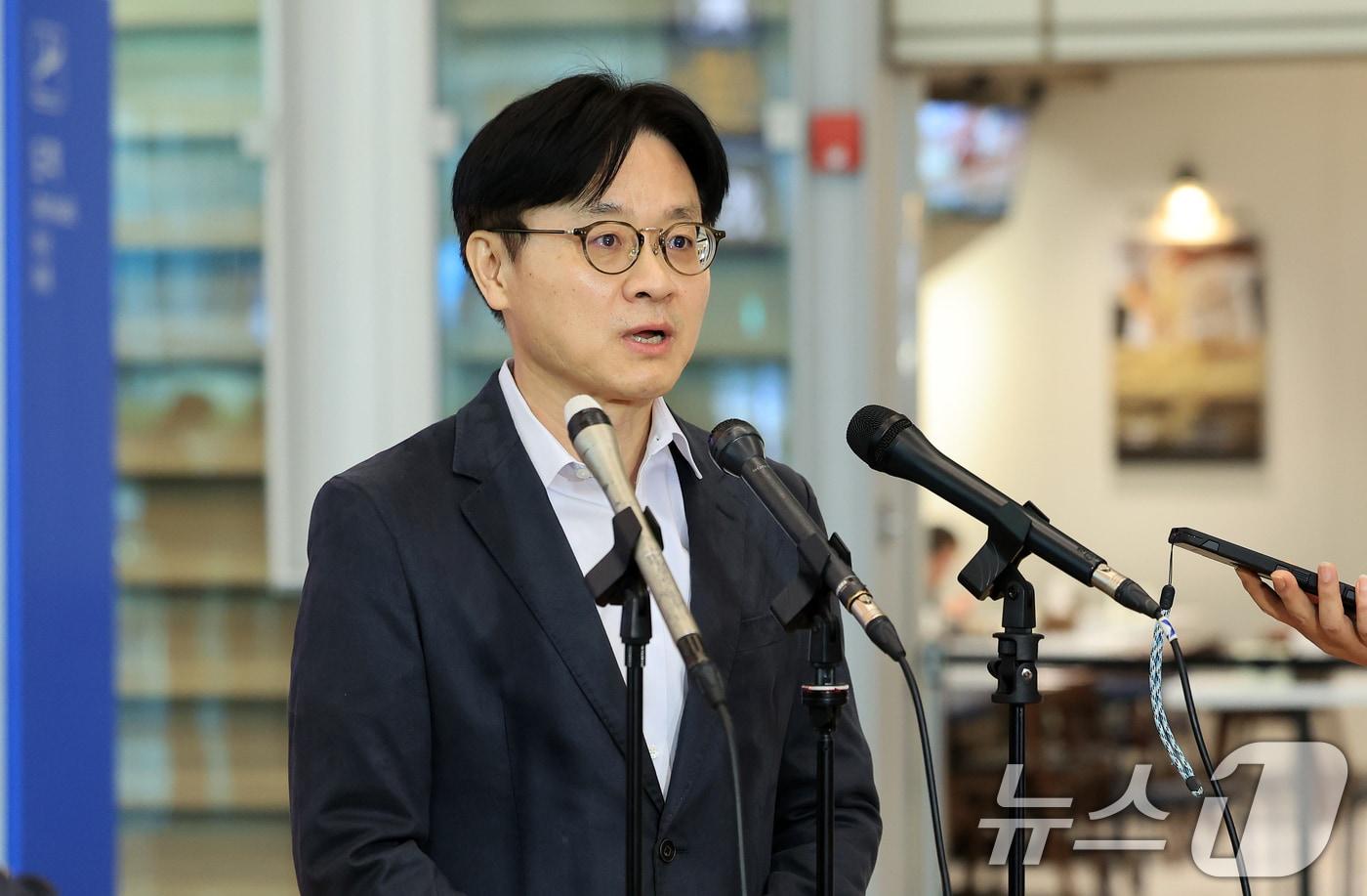 본문 이미지 - 김정관 산업통상부 장관이 대미 전략적 투자 프로젝트를 비롯한 양국 산업·통상 분야 협력 강화방안 협상을 마치고 10일 인천국제공항 2터미널로 귀국해 취재진 질문에 답하고 있다. 2026.5.10 ⓒ 뉴스1 이호윤 기자