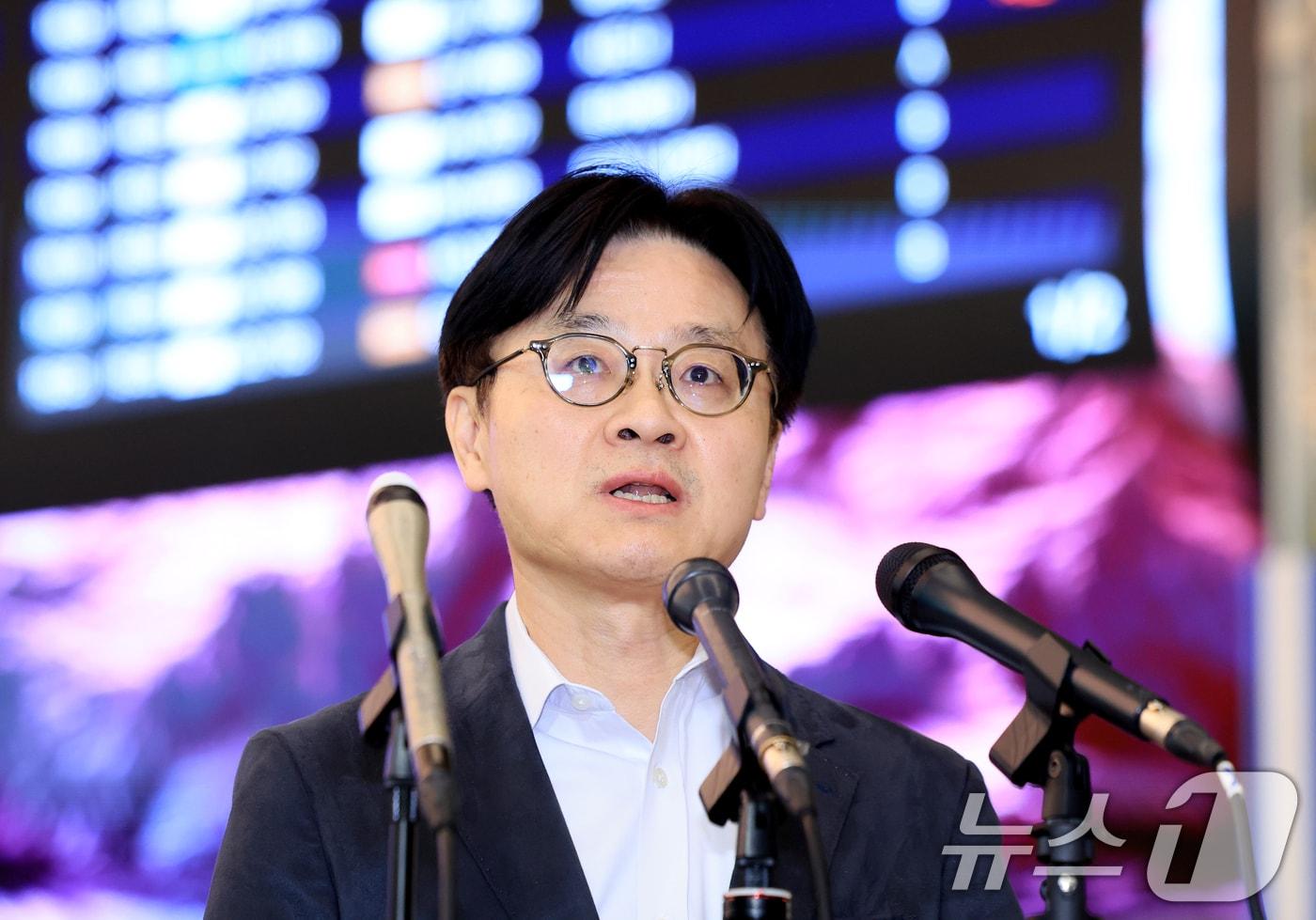본문 이미지 - 김정관 산업통상부 장관이 인천국제공항 2터미널로 귀국해 취재진 질문에 답하고 있다. 2026.5.10 ⓒ 뉴스1 이호윤 기자