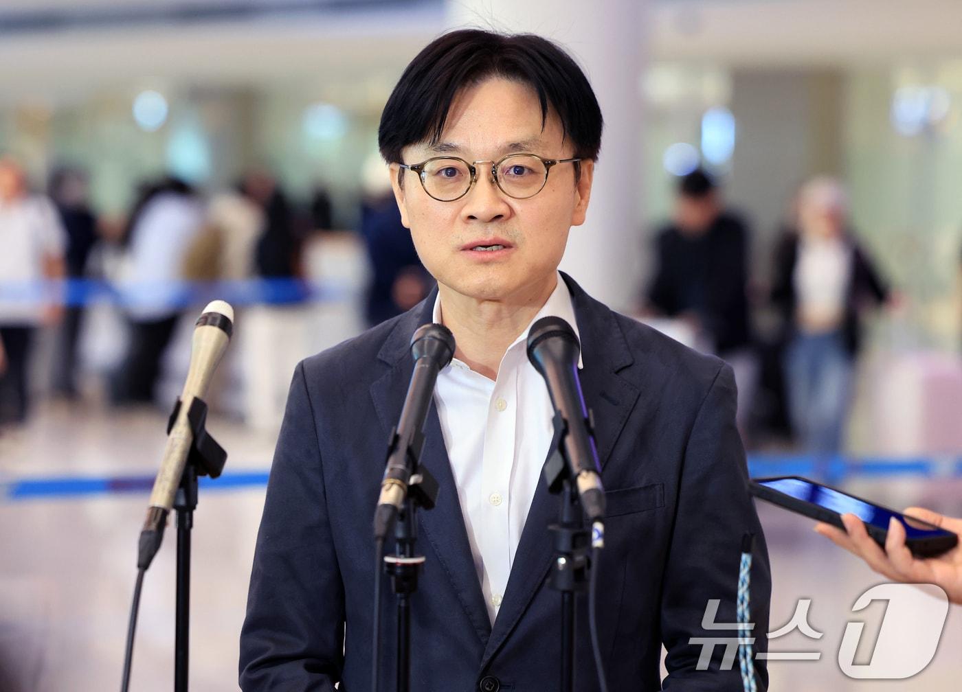 본문 이미지 - 김정관 산업통상부 장관이 대미 전략적 투자 프로젝트를 비롯한 양국 산업·통상 분야 협력 강화방안 협상을 마치고 10일 인천국제공항 2터미널로 귀국해 취재진 질문에 답하고 있다. 2026.5.10 ⓒ 뉴스1 이호윤 기자