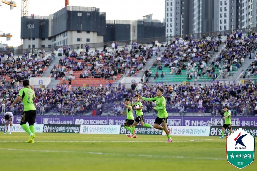본문 이미지 - 전북 현대가 10일 FC안양 원정 경기에서 동점골을 넣고 기뻐하고 있다. (한국프로축구연맹 제공)