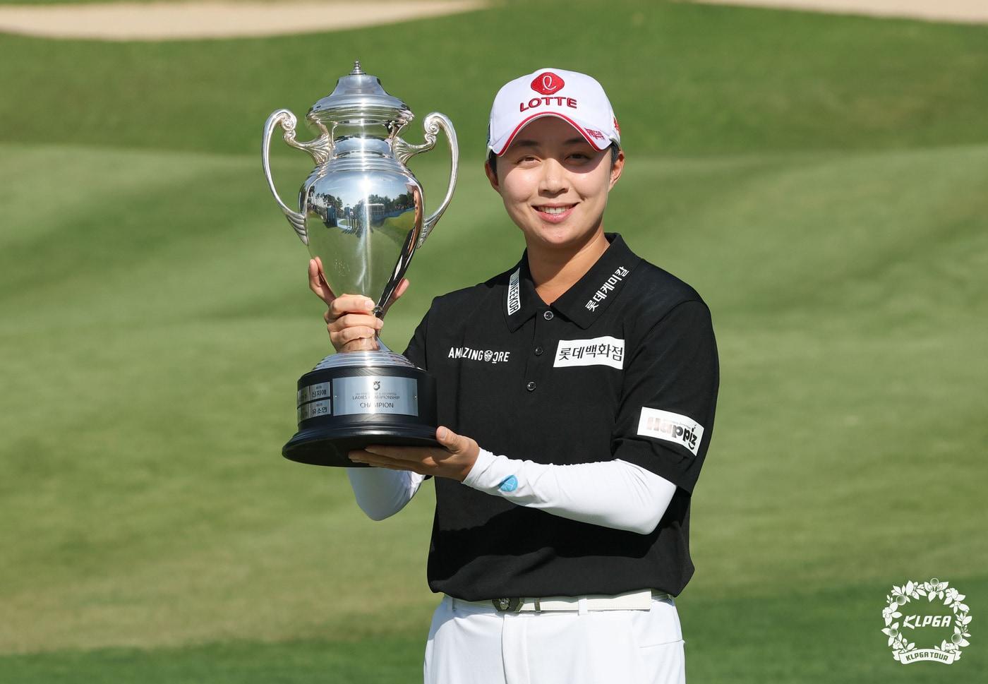 본문 이미지 - 김효주가 10일 경기도 용인의 수원 컨트리클럽 뉴코스에서 열린 한국여자프로골프(KLPGA) 투어 NH투자증권 레이디스 챔피언십에서 우승 후 세리머니를 하고 있다. (KLPGA 제공. 재판매 및 DB 금지) 2026.5.10 ⓒ 뉴스1 임세영 기자