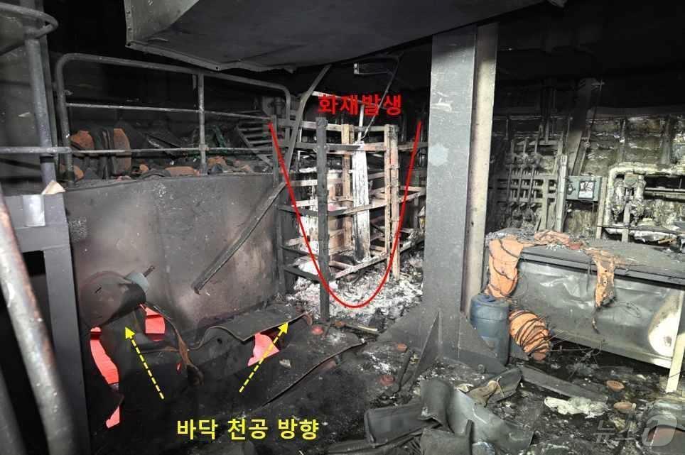 본문 이미지 - 정부는 4일(현지시간) 호르무즈 해협 인근에서 HMM 소속 화물선 ‘나무호’에서 폭발과 화재가 발생했으며 미상 비행체의 타격에서 일어났다고 밝혔다. 사진은 화재로 인한 선체 일부가 검게 그을린 모습. (외교부 제공. 재판매 및 DB 금지) 2026.5.10 ⓒ 뉴스1