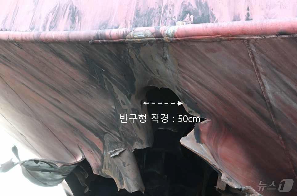 본문 이미지 - 정부는 4일(현지시간) 호르무즈 해협 인근에서 HMM 소속 화물선 ‘나무호’에서 폭발과 화재가 발생했으며 미상 비행체의 타격에서 일어났다고 밝혔다. 미국 측은 이란 공격 가능성을 제기했지만, 이란 정부는 개입 의혹을 부인했고 한국 정부는 정확한 원인을 조사 중이다. 사진은 미상 비행체의 타격으로 피해 입은 선박 외부의 모습. (외교부 제공. 재판매 및 DB 금지) 2026.5.10 ⓒ 뉴스1