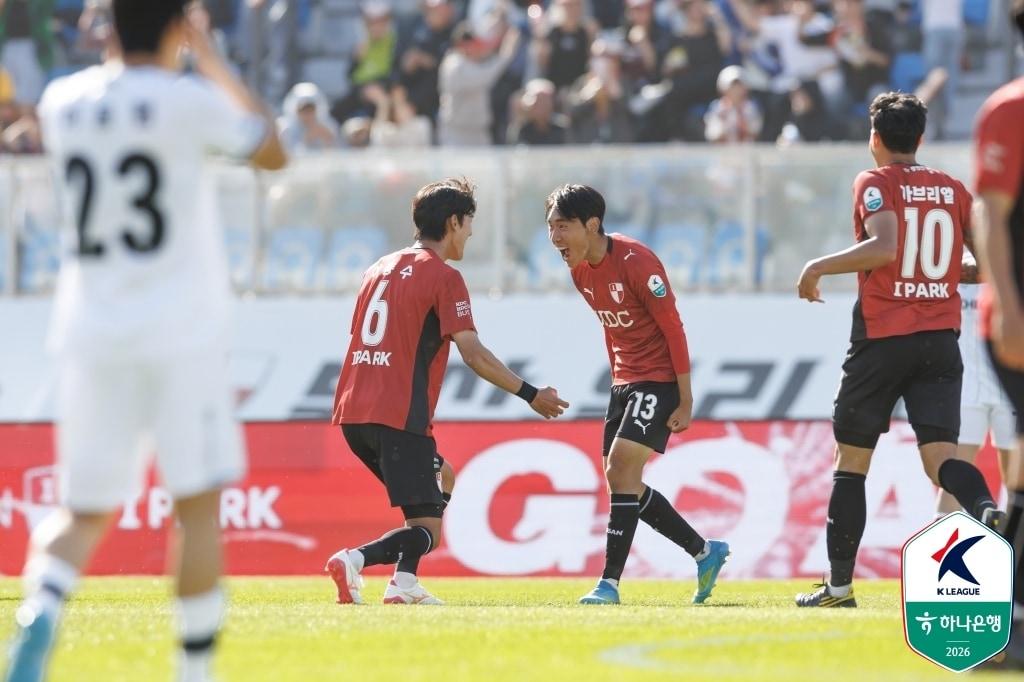 본문 이미지 - 부산 아이파크 공격수 김현민(오른쪽)이 10일 부산 구덕운동장에서 열린 천안시티FC와 홈 경기에서 득점 후 기뻐하고 있다. (한국프로축구연맹 제공)