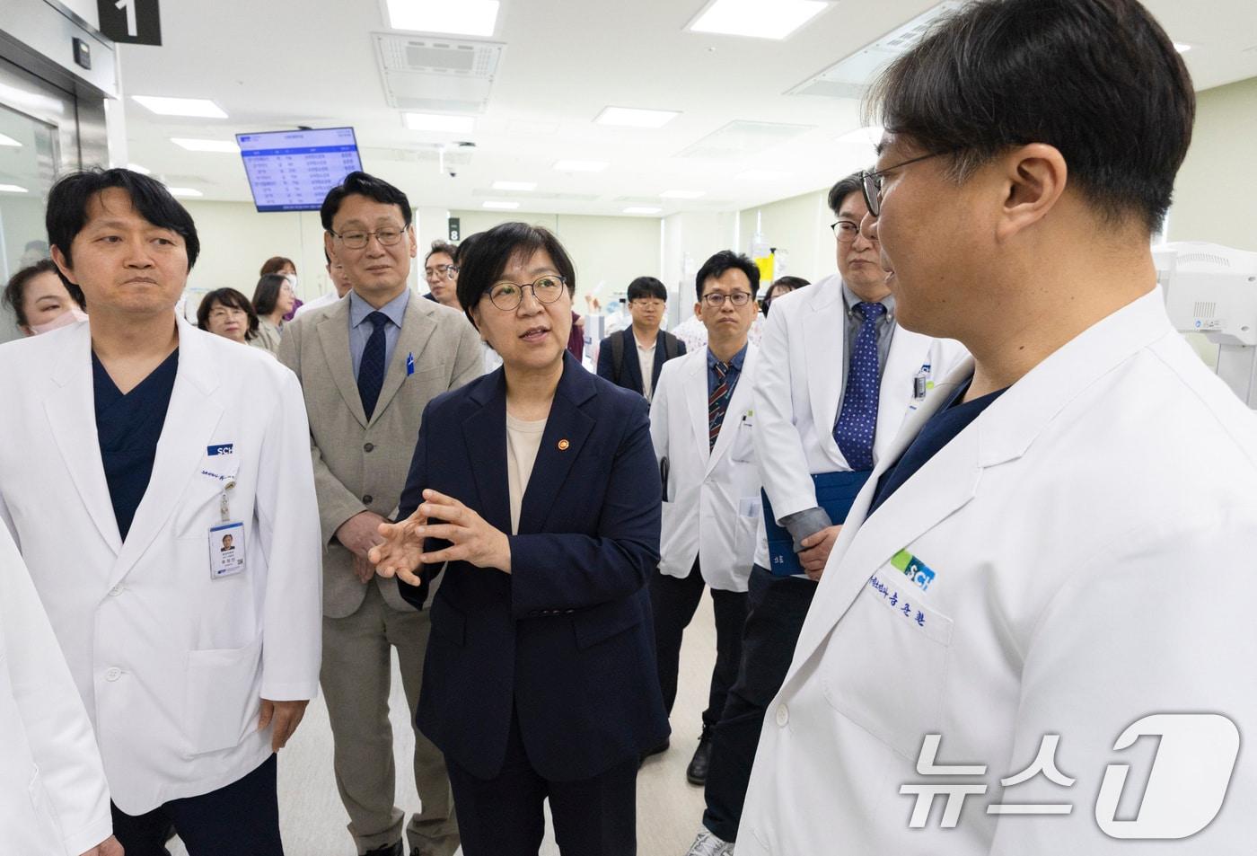 본문 이미지 - 정은경 보건복지부 장관이 지난달 10일 충청남도 천안 소아전문응급의료센터 및 달빛어린이병원을 방문해 소아의료체계 현장 점검을 하고 있다. (보건복지부 제공. 재판매 및 DB 금지) ⓒ 뉴스1 임세영 기자