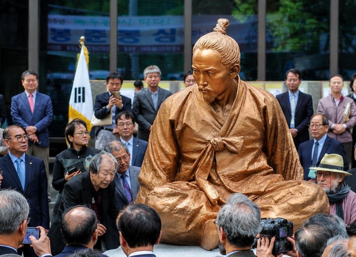 본문 이미지 - 문화체육관광부와 동학농민혁명기념재단이 동학농민혁명 132주년 기념행사를 11일 오전 서울 용산구 국립중앙박물관 대강당에서 마련했다. 사진은 2018년 4월 24일 오후 서울 종로구 서린동 전옥서 터 앞에서 열린 '녹두장군' 전봉준 동상 제막식 현장 @뉴스1 DB