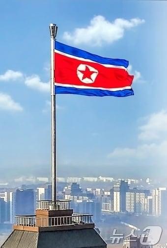 본문 이미지 - (평양 노동신문=뉴스1) = 북한 노동당 기관지 노동신문은 11일 "공화국기는 세상에서 제일 위대한 우리 국가의 상징인 동시에 모든 사람들의 행복과 영광의 표대＂라고 보도했다. [국내에서만 사용가능. 재배포 금지. DB 금지. For Use Only in the Republic of Korea. Redistribution Prohibited] rodongphoto@news1.kr