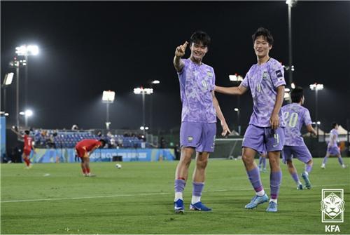 본문 이미지 - 남이안(왼쪽)이 11일(한국시간) 열린 U-17 아시안컵 베트남과의 경기에서 후반 41분 역전골을 터뜨린 뒤 세리머니를 하고 있다. (대한축구협회 제공)