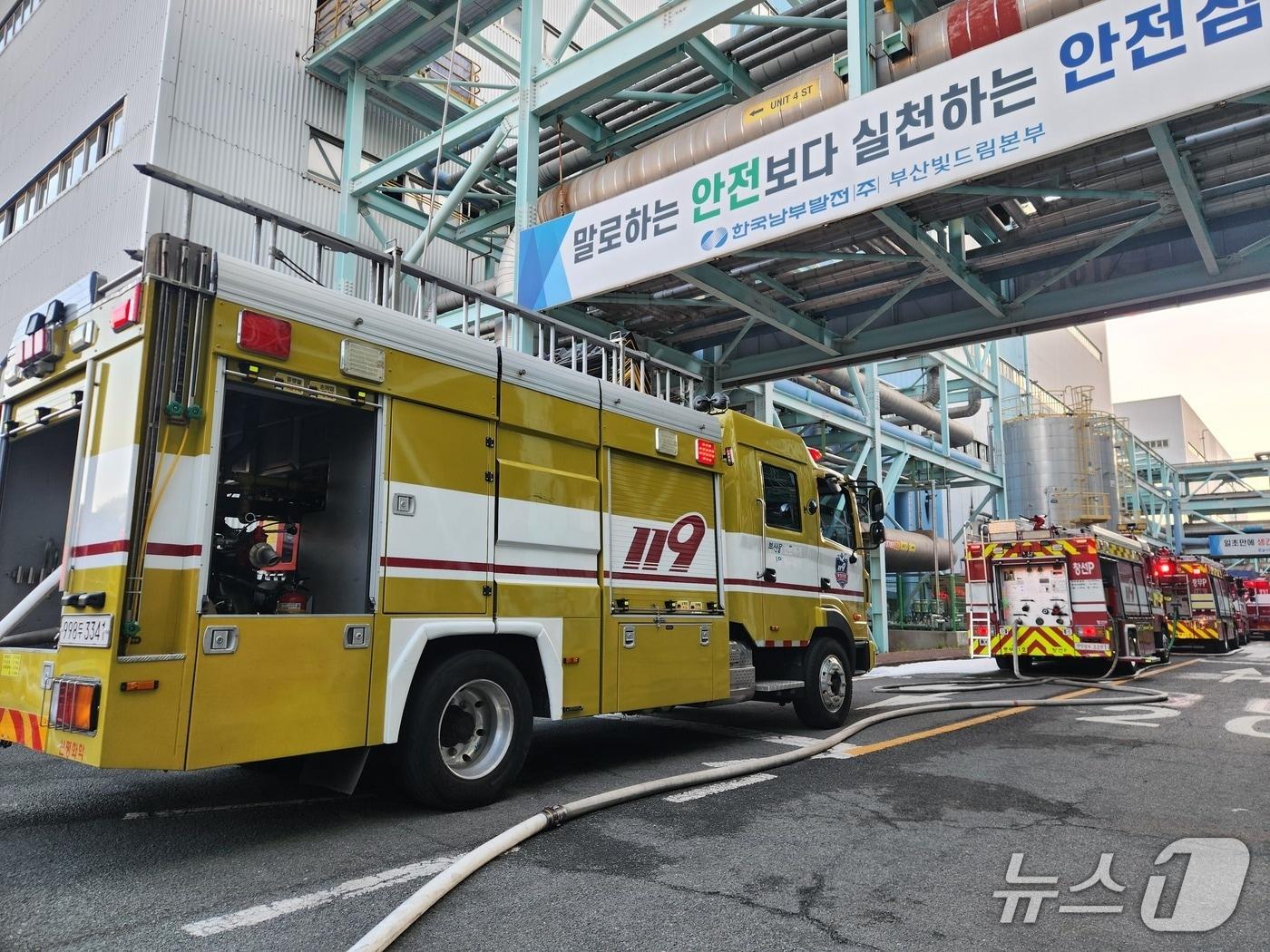 본문 이미지 - 지난 10일 한국남부발전 부산빛드림본부에서 발생한 화재 진압을 위해 출동한 소방장비 모습 (소방 제공. 재판매 및 DB금지)