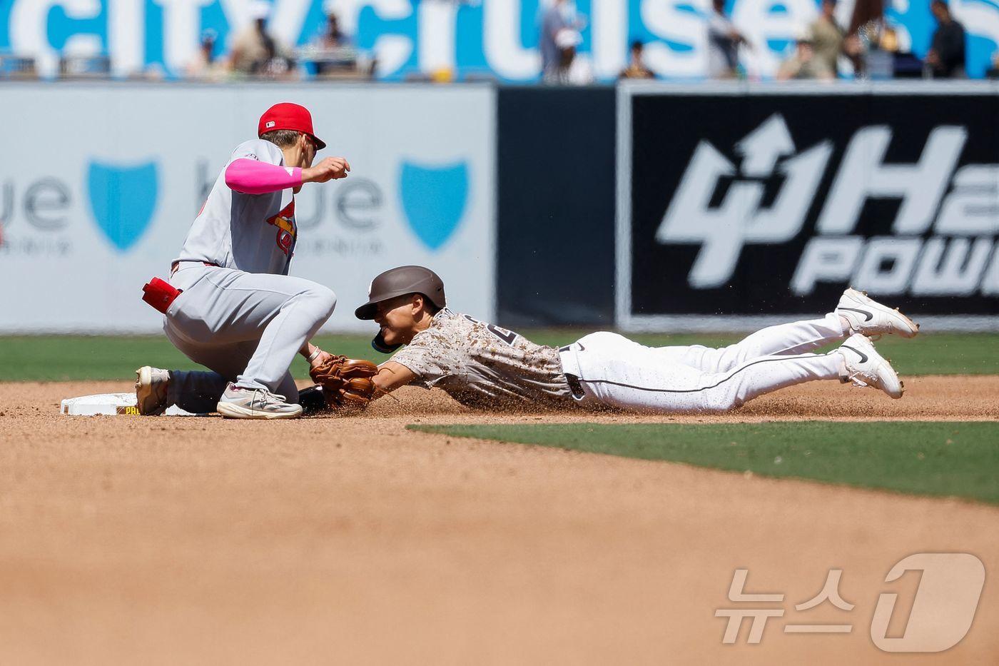 본문 이미지 - MLB 샌디에이고 송성문이 11일(한국시간) 세인트루이스와 경기에서 도루하고 있다. ⓒ AFP=뉴스1