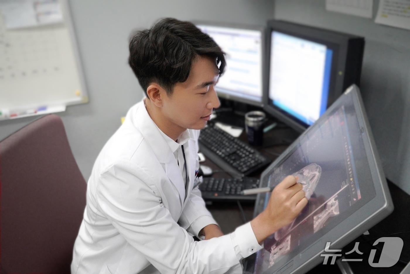 본문 이미지 - 방사선종양학과 유도솔 과장이 방사선치료계획을 설계하고 있다.(동남권원자력의학원 제공. 재판매 및 DB금지)