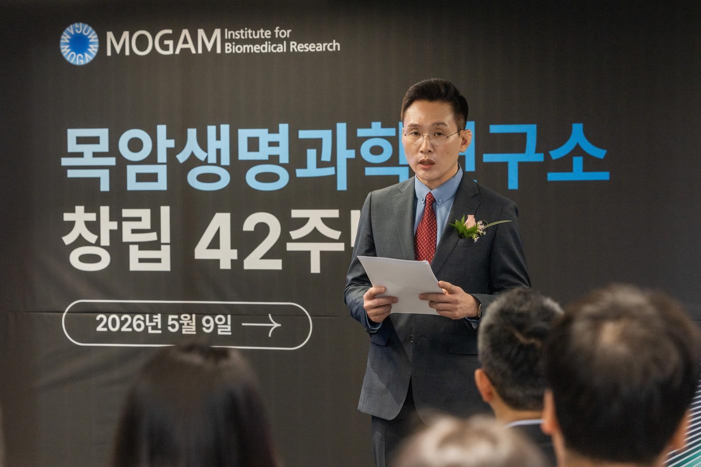 본문 이미지 - 창립 42주년 행사에서 기념사를 하는 신현진 목암연구소 소장. (GC 제공) 