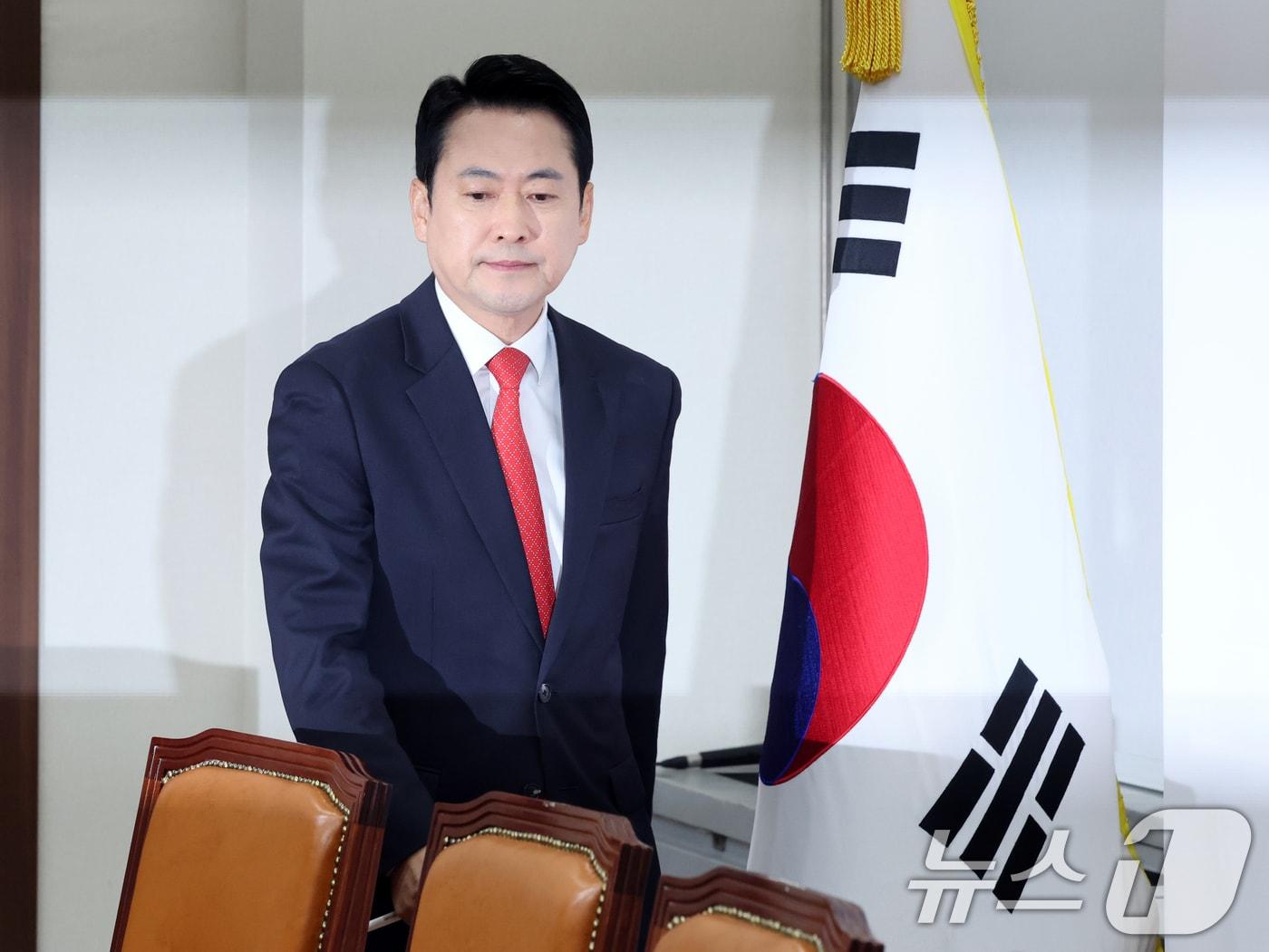 본문 이미지 - 장동혁 국민의힘 대표가 11일 오전 서울 여의도 국회에서 열린 최고위원회의에 참석하고 있다. 2026.5.11 ⓒ 뉴스1 황기선 기자