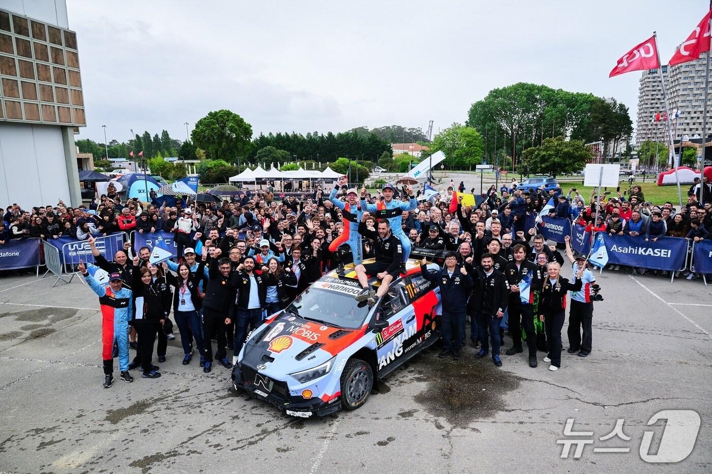 본문 이미지 - 5월 7일(목)~10일(일, 현지시각) 열린 '2026 WRC' 포르투갈 랠리 우승을 기념하는 현대 월드랠리팀.(현대차 제공)