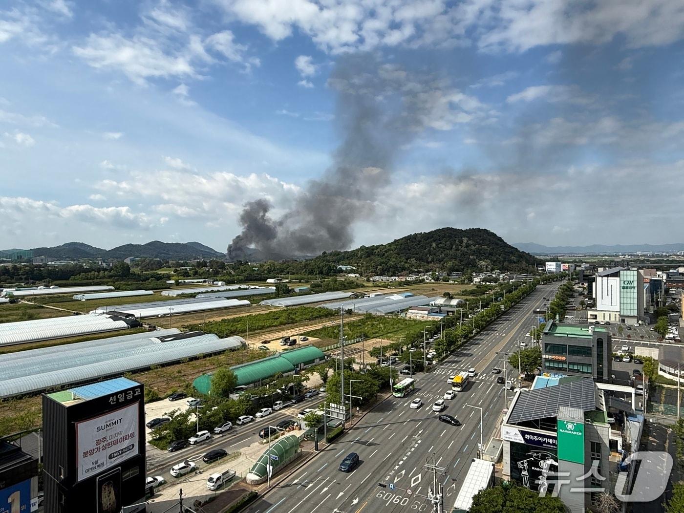 본문 이미지 - 11일 오전 광주 서구 세하동 한 폐기물 창고에서 발생한 화재 연기가 치솟고 있다. 2026.5.11/뉴스1 김태성 기자