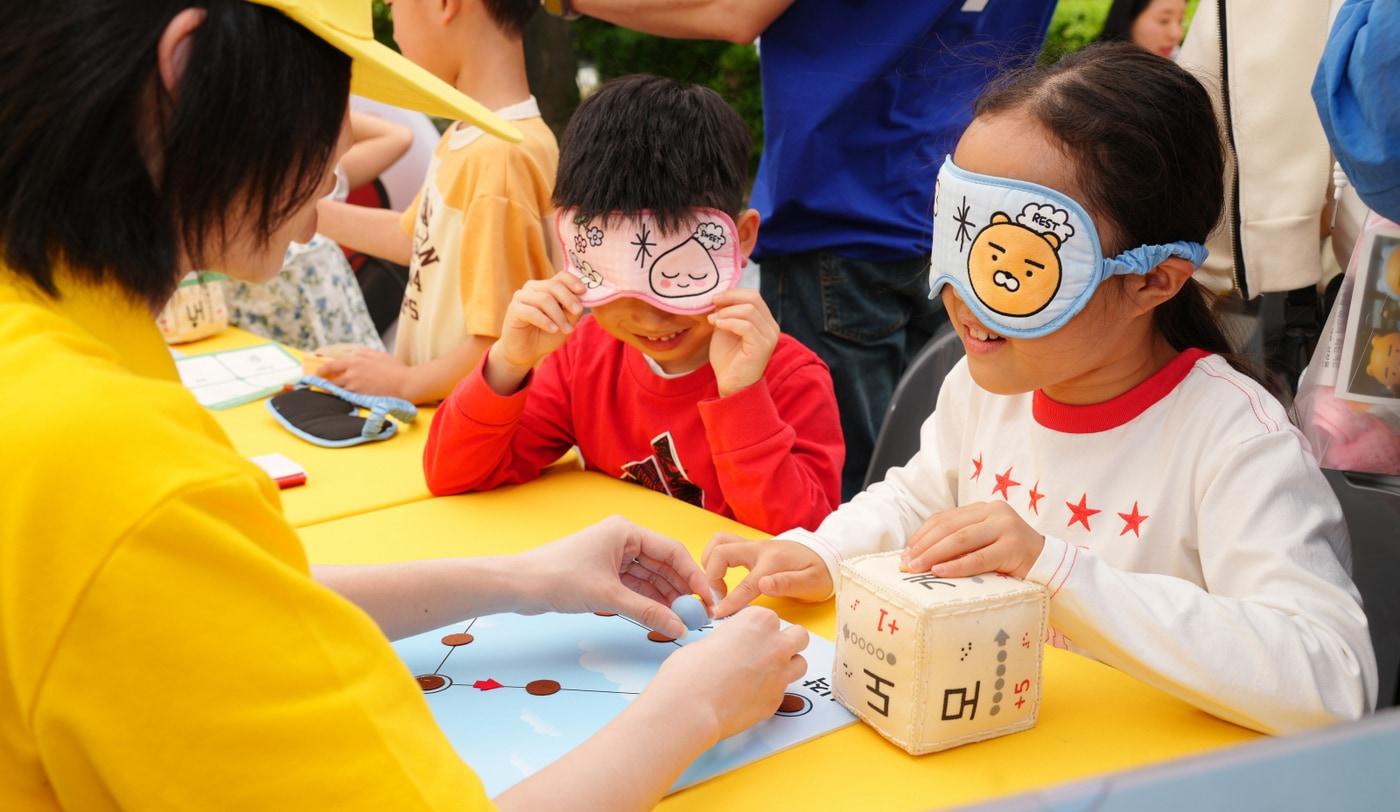 본문 이미지 - 카카오게임즈가 5월 20일 세계인의 날을 맞아 경기 성남시 성남시청광장에서 열린 '지구촌 어울림 축제'에서 '찾아가는 프렌즈게임 랜드' 행사를 10일 진행했다. (카카오게임즈 제공)