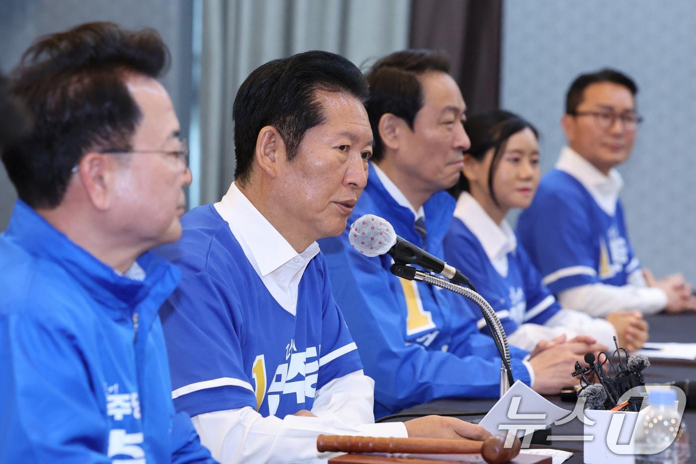본문 이미지 - 정청래 더불어민주당 대표가 11일 강원 춘천시 스카이컨벤션에서 열린 현장 중앙선거대책위원회의에서 발언하고 있다. 2026.5.11 ⓒ 뉴스1 신웅수 기자