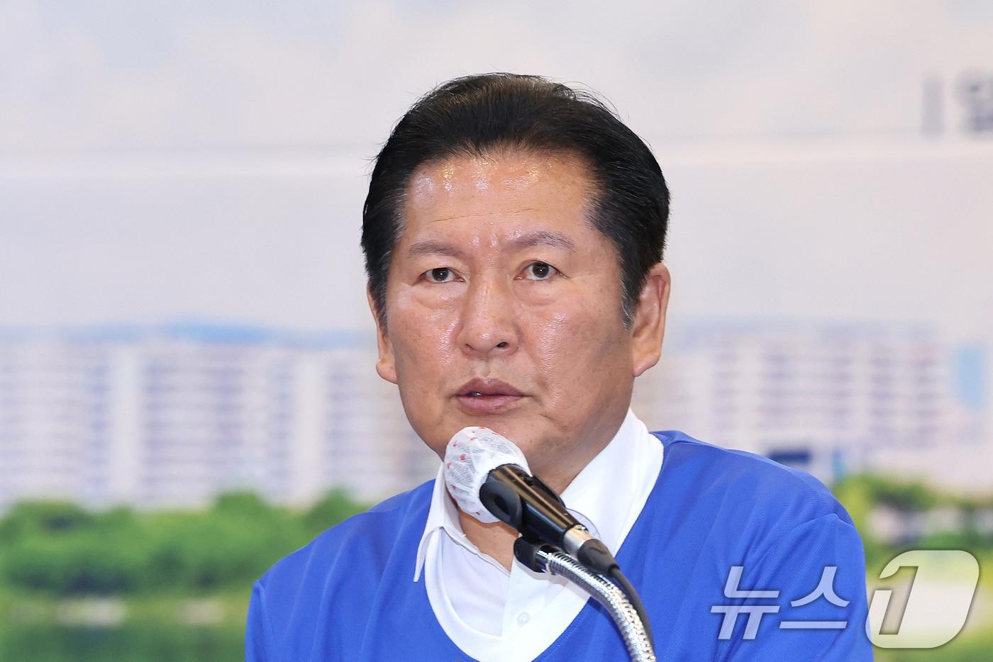본문 이미지 - 정청래 더불어민주당 대표가 11일 강원 춘천시 스카이컨벤션에서 열린 현장 중앙선거대책위원회의에서 발언하고 있다. 2026.5.11 ⓒ 뉴스1 신웅수 기자
