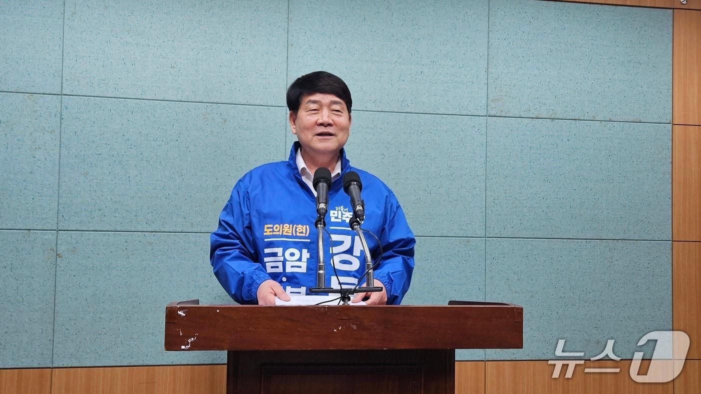 본문 이미지 - 11일 강동화 전북도의원이 전북도의회 브리핑룸에서 기자회견을 갖고 있다.2026.5.11/뉴스1