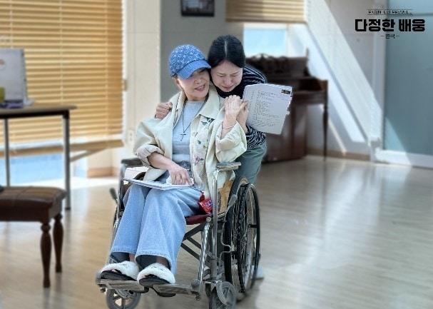본문 이미지 - 문컴퍼니가 6월 5일 초연하는 연극 '다정한 배웅'의 연습 모습을 11일 공개했다. 이 작품은 7월 26일까지 서울 KT&G 상상마당 대치아트홀에서 관객과 만난다.