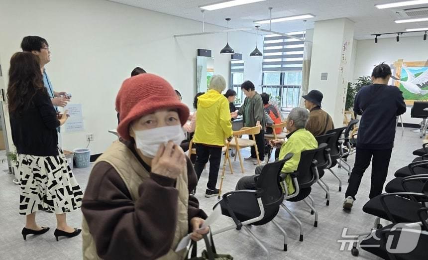 본문 이미지 - 계양2동행정복지센터에 신청자들이 몰려왔다. / 뉴스1 ⓒ News1 유준상 기자