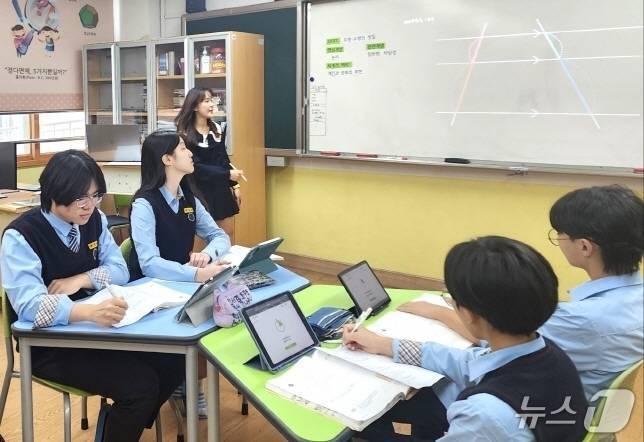 본문 이미지 - 전북지역 중학교 가운데 처음으로 IB 월드스쿨 공식 인증을 받은 완주 화산중학교 수업장면.(전북교육청 제공, 재판매 및 DB 금지)/뉴스1