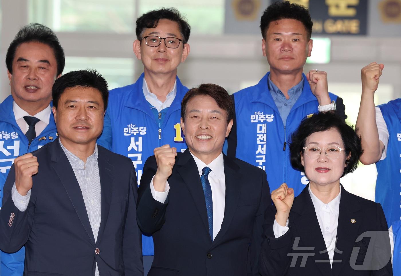 본문 이미지 - 전문학 더불어민주당 대전 서구청장 후보가  파이팅을 하고 있다. 2026.5.11 ⓒ 뉴스1 김기태 기자