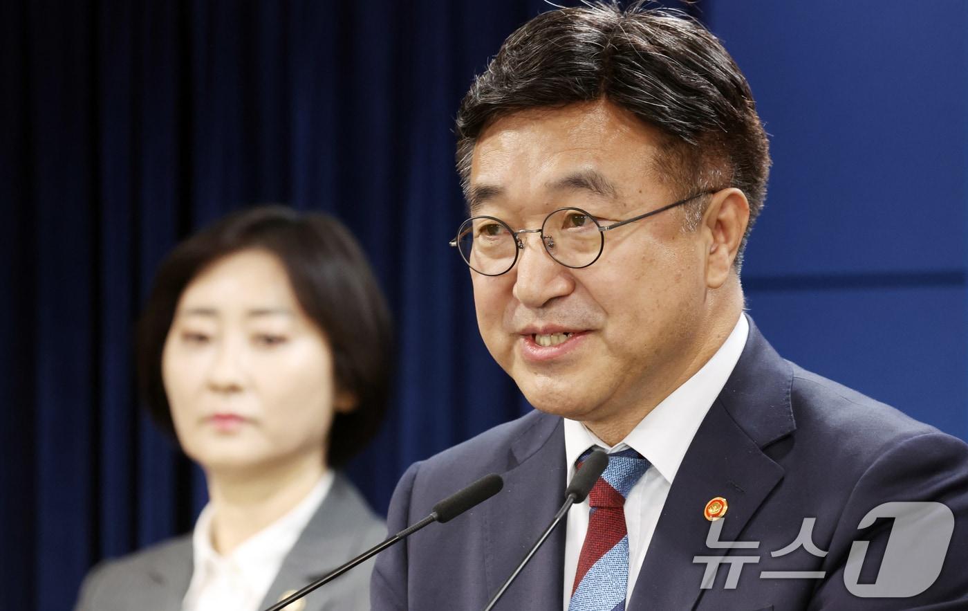 본문 이미지 - 윤호중 행정안전부 장관이 11일 오전 서울 종로구 세종대로 정부서울청사에서 고유가 피해지원금 2차 지급계획 발표를 하고 있다. 2026.5.11 ⓒ 뉴스1 김명섭 기자