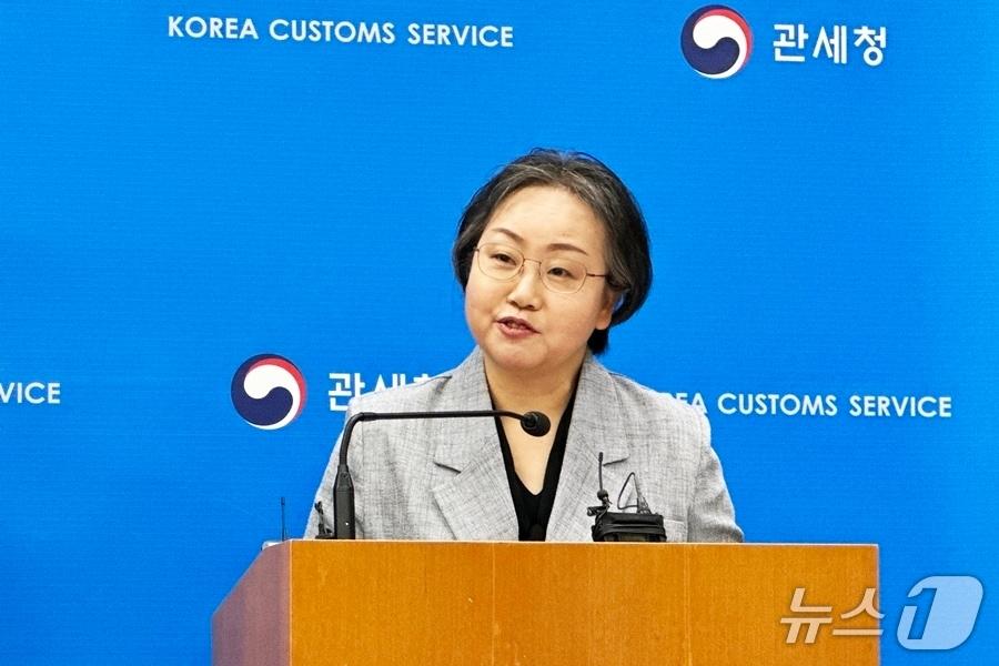 본문 이미지 - 하유정 관세청 심사국장이 11일 정부대전청사에서 기자브리핑을 하고 있다. /뉴스1